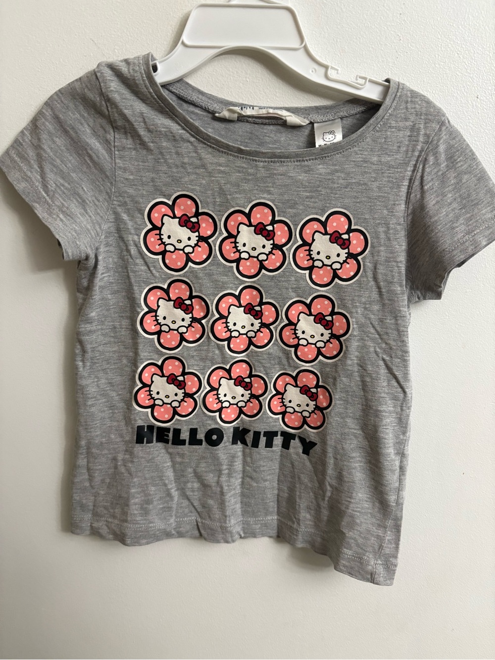 4/30$ H&M Gray Hello Kitty Tee with Pink Floral Faces 2-4 years